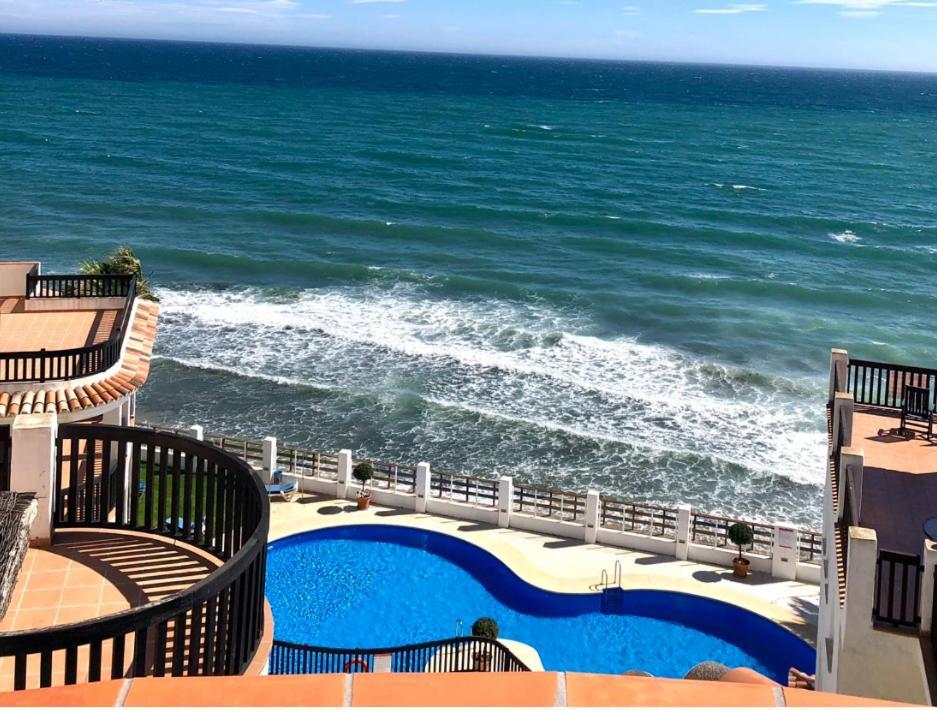Beachfront Penthouse Apartment With Large Terrace And Breathtaking Sea Views Close To Marbella Spain Sitio de Calahonda Exterior foto